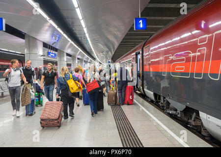Los pasajeros a bordo de un tren en Viena, Austria, Europa Foto de stock