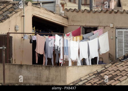 Secado de ropa en tendedero, ropa en la terraza del tejado, Casco Antiguo, Palma de Mallorca España casa en la Fotografía de stock -