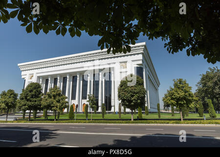 TASHKENT, Uzbekistán - Agosto 22, 2018: el moderno palacio de congresos, el centro de convenciones en Tashkent, Uzbekistán, en Asia Central Foto de stock