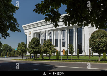 TASHKENT, Uzbekistán - Agosto 22, 2018: el moderno palacio de congresos, el centro de convenciones en Tashkent, Uzbekistán, en Asia Central Foto de stock