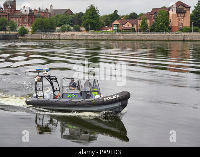 Un barco de río policía patrullas alrededor de Pacific Quay, a orillas del río Clyde en Glasgow, Escocia, Reino Unido. Foto de stock