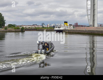 Un patrullero de la policía delante de la torre de Glasgow en Pacific Quay en Glasgow, Escocia, Reino Unido. Foto de stock