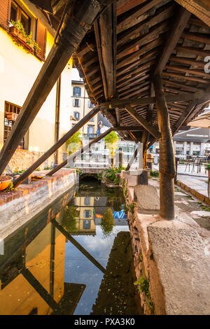 Naviglio Grande hermosa vista del atardecer con canal de reflexión. Moda de Navigli y artistas del distrito histórico de Europa en Milán,Italia