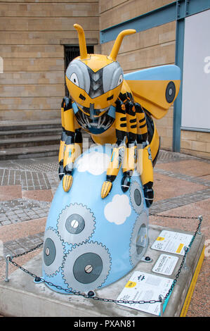 Una ciudad transformada, por Helen Russell creaciones. Una de las esculturas en la ciudad de abeja, Gran Plaza Norte, Manchester, Reino Unido. Foto de stock