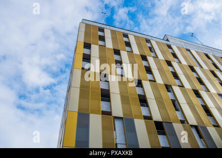 Contraste de colores y formas en la construcción de la fachada contra el cielo en el centro de la ciudad de Manchester, Reino Unido Foto de stock