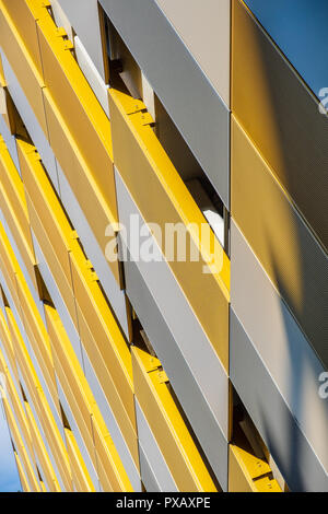 Contraste de colores y formas en la construcción de la fachada en el centro de la ciudad de Manchester, Reino Unido Foto de stock