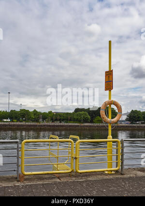 Una de las escaleras de rescate y la vida las correas en las orillas del río Clyde en Pacific Quay en Glasgow, Escocia, Reino Unido. Foto de stock