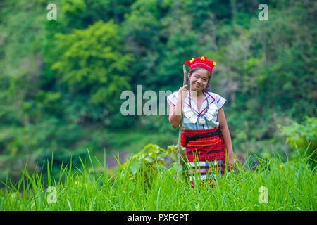 Mujer de la minoría Ifugao cerca de una arrozales en Banaue Filipinas Foto de stock