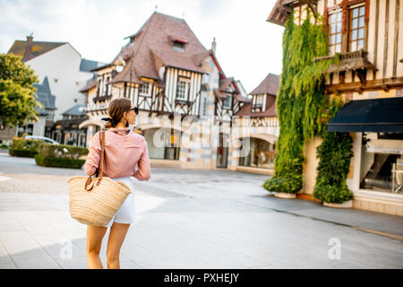 Bella mujer caminando en el casco antiguo de la ciudad de Deauville, famoso balneario francés en Normandía