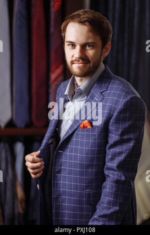 En la moda hombre elegante traje y sombrero posando en atelier con bebidas  Fotografía de stock - Alamy