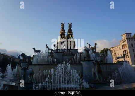 Kutaisi Colchis fuente con dos caballos y otros animales bajo un cielo azul Foto de stock