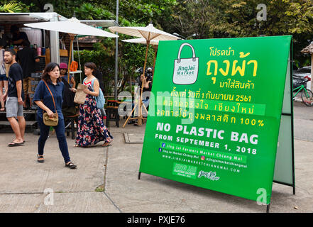 Las bolsas de plástico no firmar en el semanal, pasando JingJai orgánicos Farmer's Market, Chiang Mai, Tailandia