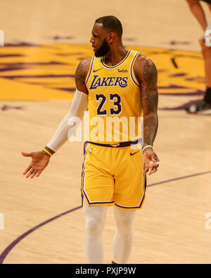 Los Angeles, CA, EE.UU. 22 Oct, 2018. Los Angeles Lakers LeBron James avance #23 en el de los San Antonio Spurs vs Los Angeles Lakers en el Staples Center, el 22 de octubre de 2018. (Foto por Jevone Moore) Credit: csm/Alamy Live News Foto de stock