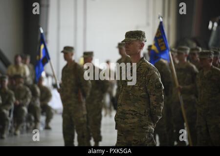 El Coronel William Burks, el 455a ala expedicionaria aérea vice comandante, está en formación durante una ceremonia de cambio de mando en el aeródromo de Bagram, Afganistán, 3 de junio de 2017. Aeródromo de Bagram da la bienvenida al nuevo comandante, Brig. Gen. Craig Baker.