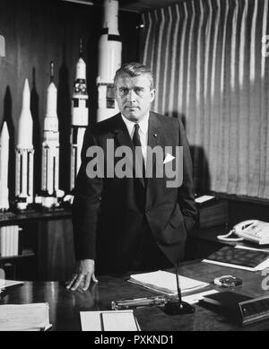 Wernher von Braun (1912-1977), primer director del Centro Marshall de Vuelos Espaciales en Huntsville, Alabama, en su oficina con modelos de cohetes, 18 de mayo de 1964.