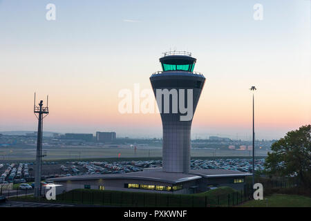 Vista del amanecer de la Torre de Control del Tráfico Aéreo en el aeropuerto de Birmingham en las Midlands, Inglaterra, Reino Unido.
