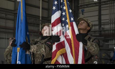 Los miembros de la Guardia de Honor de Bagram Americana y la bandera de la fuerza aérea estadounidense durante la 455a grupo de mantenimiento expedicionaria ceremonia de cambio de mando en el aeródromo de Bagram, Afganistán, 17 de junio de 2017. Durante la ceremonia, el Coronel Eric Soto cesó en el mando de la 455a Col. Trimmell EMXG Tim.