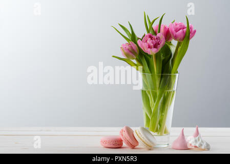 Los tulipanes y dulces Foto de stock