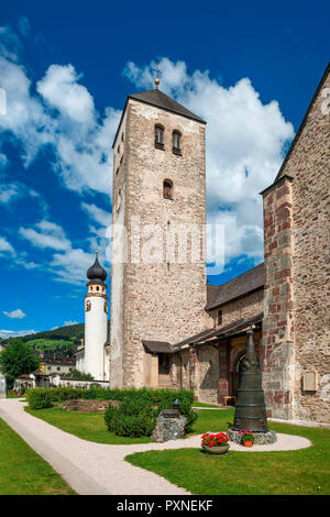 Iglesia de San Michele y colligiate iglesia, Innichen, Puster Valley, el Alto Adige, Italia Foto de stock