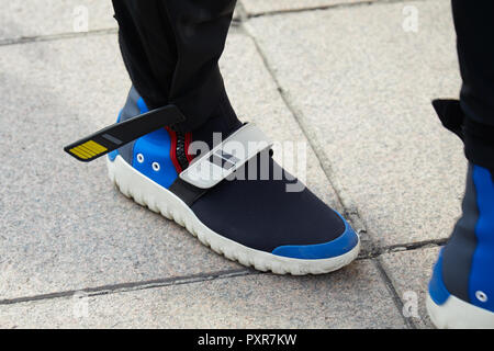 Milán, Italia - de septiembre de 2018: hombre de negro y azul Zapatos Prada antes de Gabriele Colángelo Fashion Show, la Semana de la moda de Milán street style Fotografía de stock - Alamy