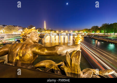 Francia, Paris, Torre Eiffel, vista desde el puente Alexandre III, el puente del río Sena, escultura de bronce en la hora azul
