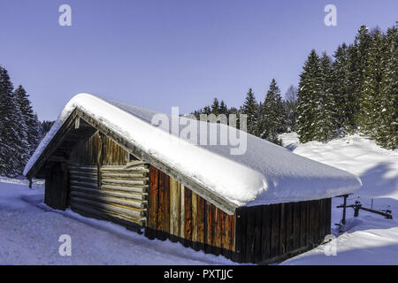 Hütte en einer Schneelandschaft bei Elmau, Oberbayern, Bayern, Deutschland, Europa. Foto de stock