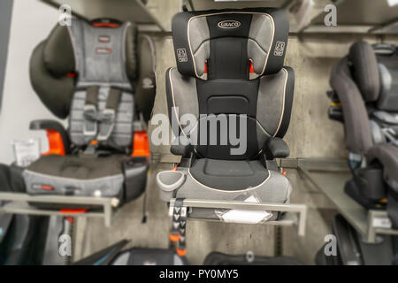 Un cochecito de bebé Graco con otras marcas en una tienda en Un cochecito de bebé Graco con otras marcas en una tienda en