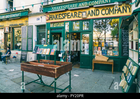 La librería Shakespeare and Company en el Quartier de la Sorbonne, que es el 20 distrito administrativo o quartier de Paris, Ile-de-France, Francia Foto de stock