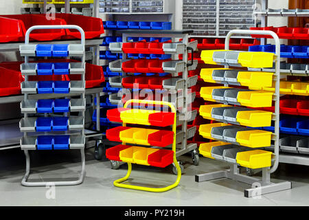 Gran estante de almacenamiento con cajones de plástico rojo en el almacén  Fotografía de stock - Alamy