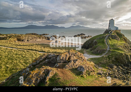 Luz del atardecer sobre la isla Llanddwyn, Anglesey, Norte de Gales, Reino Unido Foto de stock