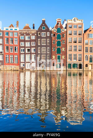 Ámsterdam alberga en Damrak, parcialmente llenos en canal casas de baile con arquitectura holandesa por el canal de Amsterdam Holanda Holanda UE Europa Foto de stock