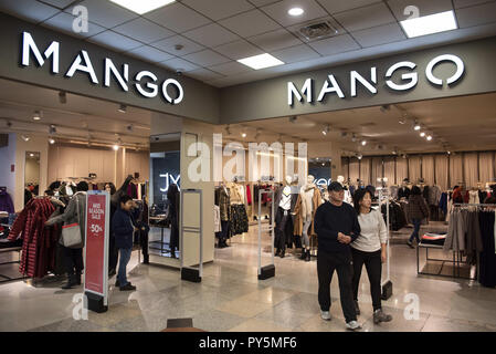 Ulaanbaatar, 13 Oct, 2018. Marca de ropa española Mango tienda visto en Ulaanbaatar, Mongolia. Crédito: Miguel Candela SOPA/Images/Zuma alambre/Alamy Live News de - Alamy