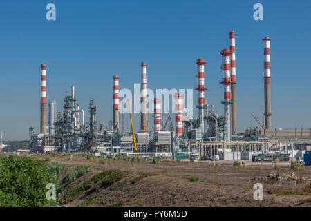 Tema de la industria, vista completa, el complejo industrial de la refinería de petróleo, con edificios, maquinaria y equipo, fondo de cielo azul, en Portugal Foto de stock