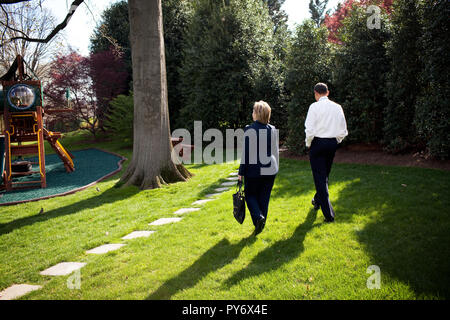 El presidente Barack Obama camina con la Secretaria de Estado, Hillary Rodham Clinton, fuera de la Oficina Oval de la Casa Blanca tras la reunión celebrada el 9 de abril de 2009. Foto oficial de la Casa Blanca por Pete Souza