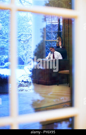 El presidente Barack Obama habla por teléfono en la Oficina Oval 1/27/09. Foto oficial de la Casa Blanca por Pete Souza