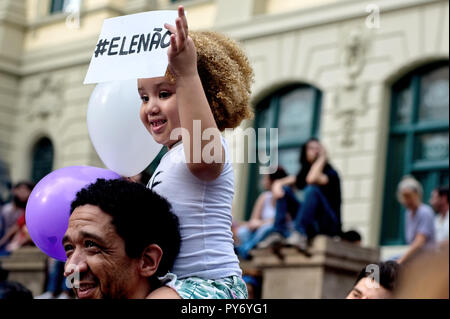 Rio de Janeiro - Septiembre 29, 2018: Los niños y los hombres también se unieron a las manifestaciones encabezadas por mujeres contra el candidato presidencial de la extrema derecha Bolsonaro Foto de stock