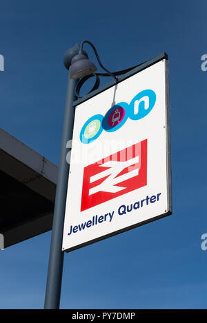 Signo en el barrio de las joyerías de tren y tranvía Vyse Street en Birmingham del Jewellery Quarter Foto de stock
