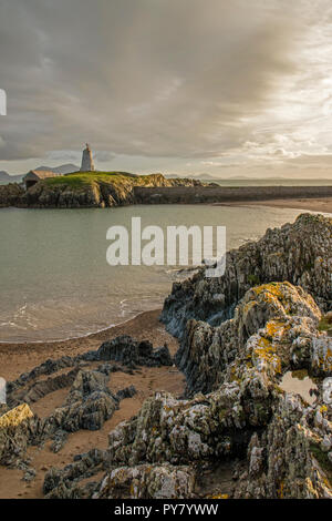 Luz del atardecer sobre la isla Llanddwyn, Anglesey, Norte de Gales, Reino Unido Foto de stock