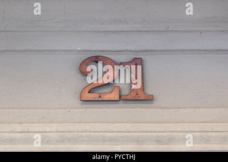 Casa número 21 en el exterior de la vivienda. Número impar Fotografía de  stock - Alamy