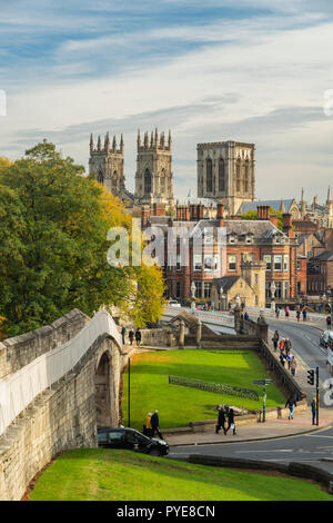Paisaje urbano escénico otoñal de York - monumentos históricos, murallas medievales, torres de catedral iluminadas por el sol, Puente Lendal y gente caminando - North Yorkshire, Inglaterra Reino Unido