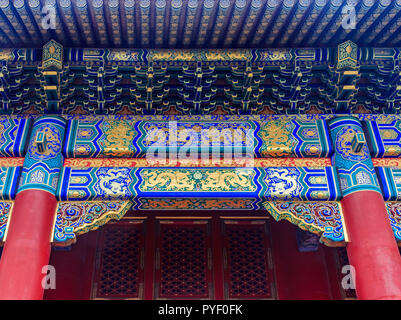 Haz tallados y pintados ornamentados y rafters Chino tradicional con diseños en la Ciudad Prohibida en Beijing, China Foto de stock