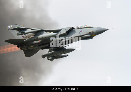 Demostración de bombardeo de la fuerza escenario por la RAF, Royal Air Force Panavia Tornado jet avión bombardero. Volando a través del humo de explosión pirotécnica