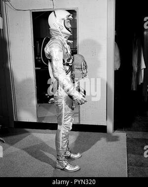 (1960) --- El astronauta Alan B. Shepard Jr., Mercury-Redstone 3 (MR-3) piloto, vestido con traje presurizado con cuerpo de paracaídas. Foto de stock