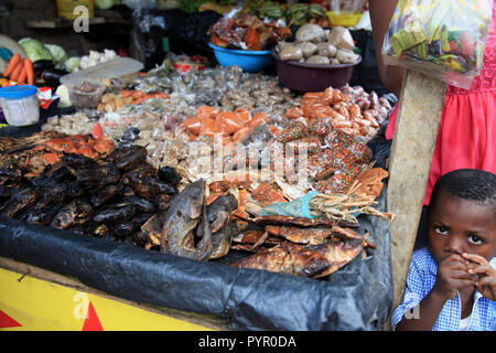Mercado de Akouedo cerca de vertederos, Abidjan, Côte d'Ivoire Foto de stock
