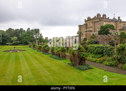 La hermosa Culzean Castle cerca de Maybole, Carrick en la costa de Ayrshire de Escocia, Reino Unido Foto de stock