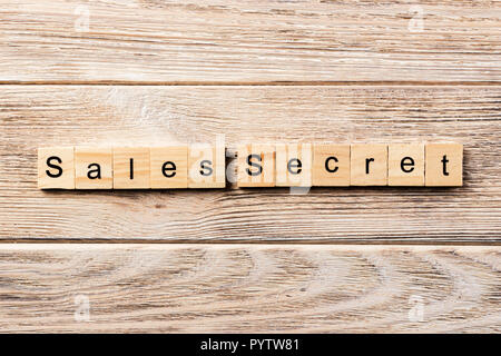 Venta palabra secreta escrito sobre un bloque de madera. venta secreto texto en tabla, concepto.