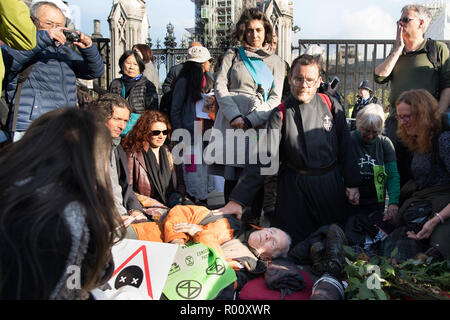 Los manifestantes bloquean la Plaza del Parlamento en Londres como el grupo ecologista extinción rebelión lanza una campaña de desobediencia civil masiva exigiendo la acción sobre el cambio climático.