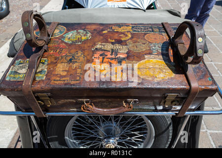 Viejo viajando, maletero en la parte trasera de un coche vintage Foto de stock