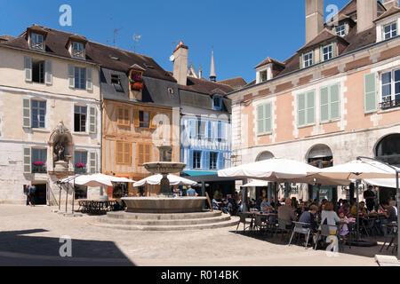Gente comiendo fuera en un restaurante de la Place Saint Nicolas, Auxerre, Borgoña, Francia, Europa