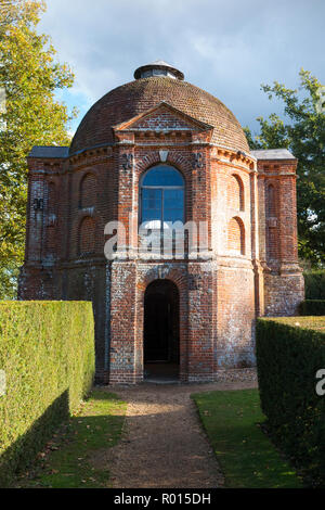 Casa de veraneo, como en el jardín de la casa señorial Vyne; Tudor. La Vyne es una finca del siglo XVI y la casa de San Juan en Sherborne nr nr Basingstoke UK